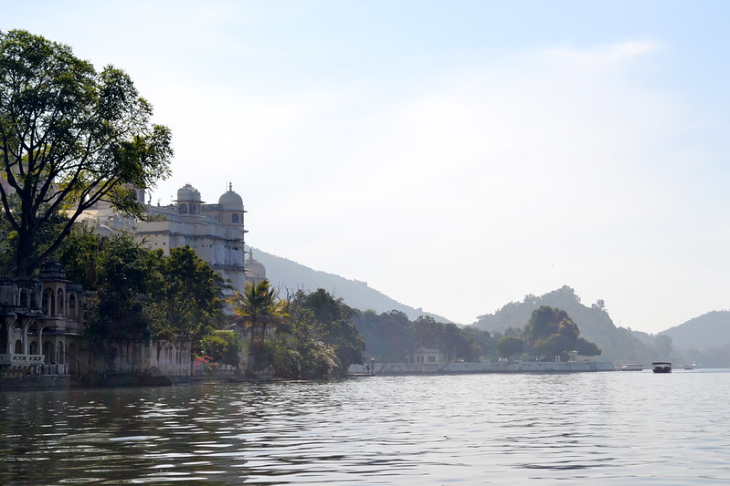 Lake Pichola with scenic sunset in Udaipur